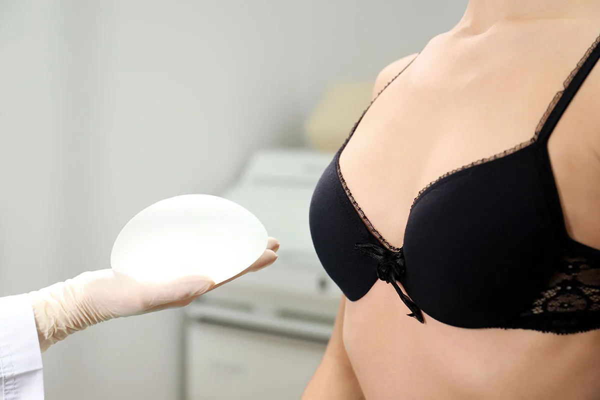 Augmentation mammaire par implants mammaires à Paris